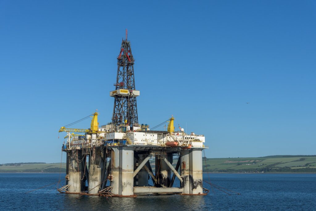 An oil rig in Scotland, courtesy of MustangJoe from Pixabay.
